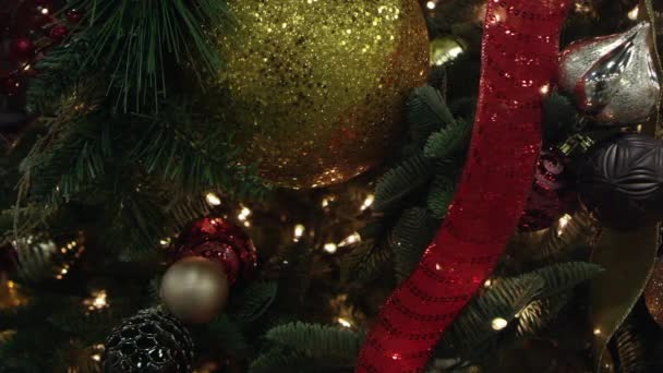 詳細を間近で見る装飾で覆われたクリスマスツリーのパンビュー — ストック動画
