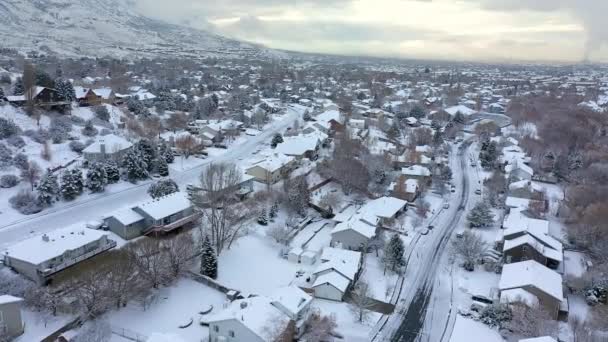 Εναέρια Άποψη Πετώντας Πάνω Από Χιόνι Που Καλύπτει Γειτονιά Χειμώνα — Αρχείο Βίντεο
