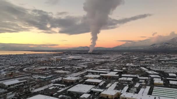Luchtfoto Winter Zonsondergang Vliegen Naar Rook Als Stoom Uit Fabriek — Stockvideo