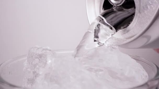 Ziehen Von Glas Weg Während Soda Mit Blasen Nach Oben — Stockvideo