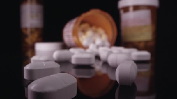 Zár Megjelöl Kilátás Mozgó Felett Vényköteles Gyógyszerek Nyitott Üveg Asztallap — Stock videók