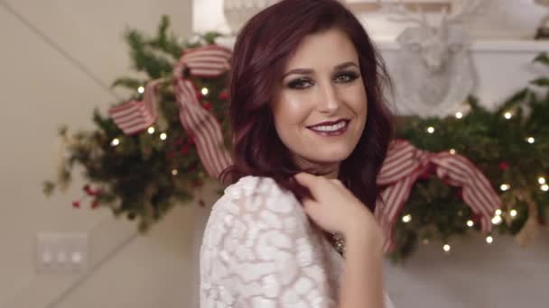 Elegante Donna Giocosamente Sorridente Posa Fotocamera Una Festa Vacanza Natale — Video Stock