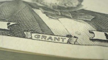 1 ' in yığını üzerinde makro görünümünde Ulysses S. Grant üzerinde 50 dolar fatura üzerinde hareket.