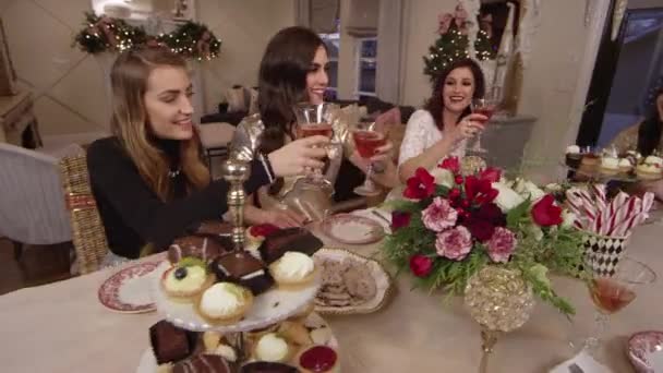 Güzel Kadınlar Bir Noel Tatil Partisinde Tost Yüzen Kamyon — Stok video