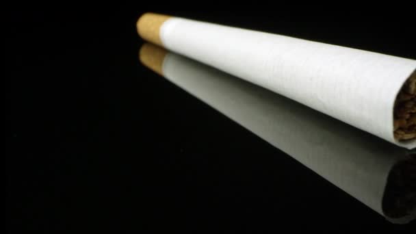 Zavřít Pohled Jedné Cigarety Černé Reflexní Povrchové Tekoucí Boku Zobrazení — Stock video