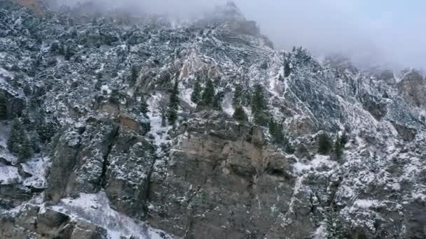 Voando Sobre Penhascos Cobertos Neve Vendo Terreno Rochoso Subindo Montanha — Vídeo de Stock