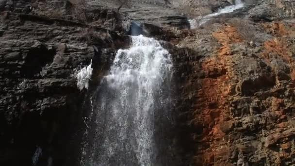 Lente élévation regardant vers le haut à la cascade coulant vers le bas de montagne rocheuse .