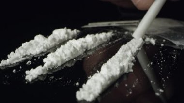 Kokain hatları beyaz toz ilaç üzerinde hareket ederken masa üstü tüp üzerinden sn, olmak.