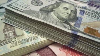 Panning üzerinde 100 dolar USD faturası için 10 Rus Rublesi faturaları yığını.
