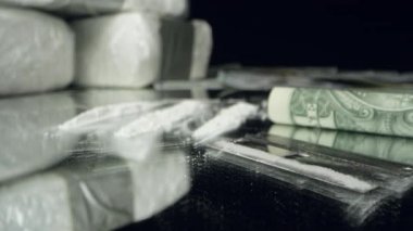 Kokain tuğla doğru hareket para ile ayna üzerinde ilaçların yakın görünümü.