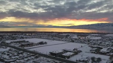 Utah göl, Bölüm 4 doğru renkli gün batımı sırasında şehir şehir manzara havadan görünümü geriye doğru uçan kar kapalı.