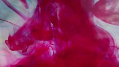 Kırmızı su gibi daha yavaşça mürekkep eklendi.