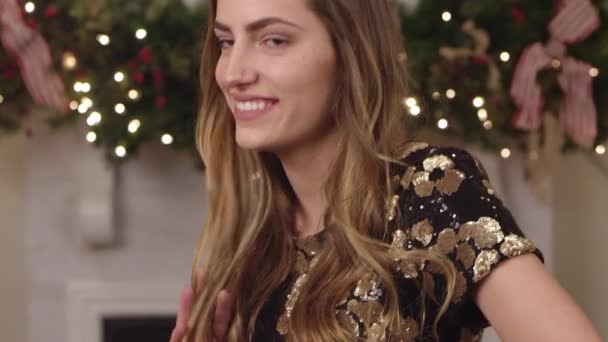 크리스마스 파티에서 그녀의 세련된 의상을 포즈를 취하는 아름다운 소녀의 클로즈업 — 비디오