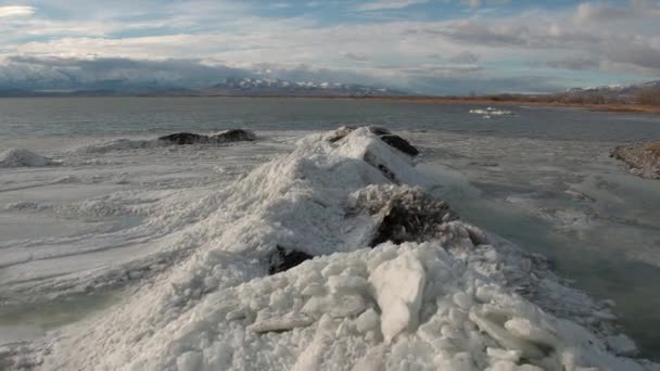 Zboară Peste Grămezi Gheață Marginea Lacului Spre Apă Deschisă Timp — Videoclip de stoc