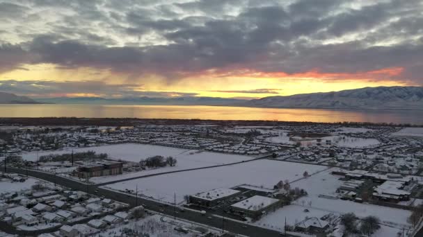 Vista Aérea Voando Para Trás Sobre Neve Coberto Paisagem Urbana — Vídeo de Stock