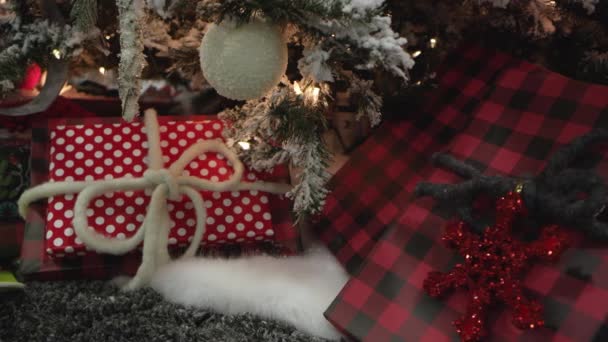 Panning Vista Regali Avvolti Sotto Albero Natale — Video Stock