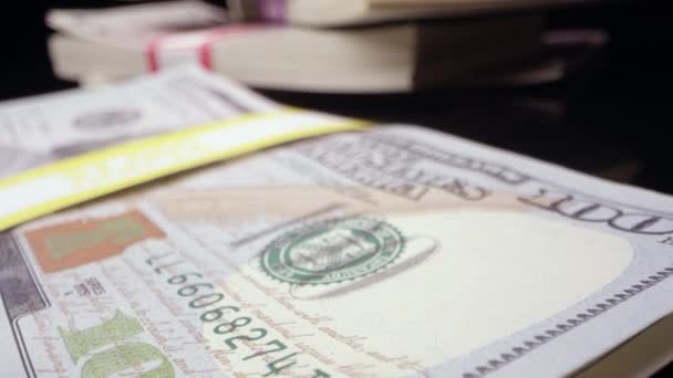 Paketlenmiş Siyah Yüzeye Yığılmış Paranın Yakın Görünümü — Stok video