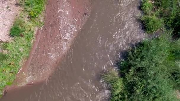 Ansteigende Luftaufnahme Mit Blick Auf Den Schmutzigen Fluss — Stockvideo
