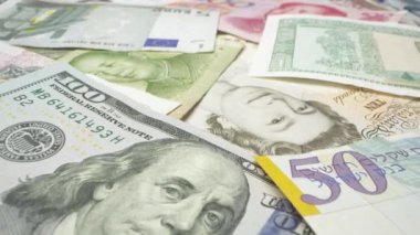 Masada dağınık dünyadan çeşitli dolar faturaları üst üzerinde hareket.