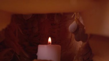 Jack o'lantern yanan mum ile görünümünü yakınlaştırma uzak geniş görüş için kabak içinde.