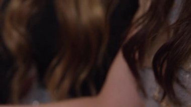 Bir Tatil Noel partisinde hediyeler açarken gülümseyen güzel kadınlar, pan