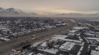 Trafik ile ı-15 otoyol hava görünümü kış aylarında gün batımında geriye doğru uçan Utah County genelinde inversiyon görüntüleme.