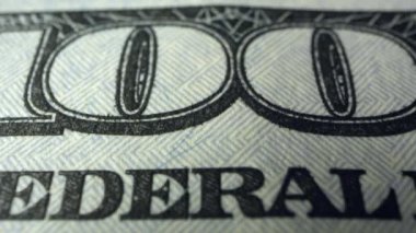 Makro görünümünde 100 dolar fatura üzerinde yazma üzerinde kaydırma.