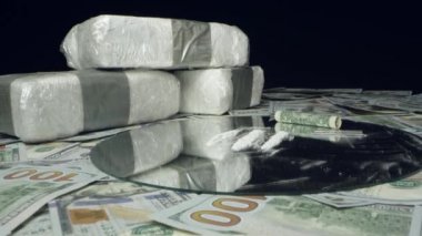 100 dolarlık banknotlardan yapılmış para masa üstü beyaz toz ilaçların görünümü.