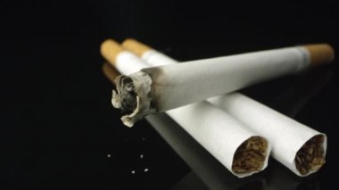 Yavaş siyah masa üstü üzerinde yanan sigara görünümü kaydırma.