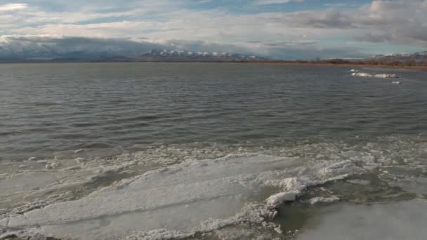 Volando Hacia Atrás Sobre Lago Revelando Montones Hielo Largo Costa — Vídeo de stock