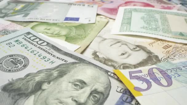 Přesun přes různé dolarové bankovky od světa roztroušených po stole.