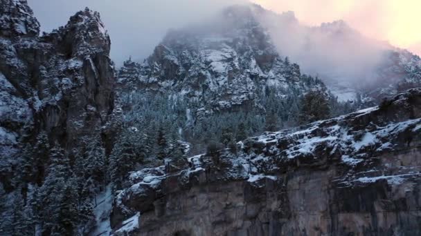 Panning Vista Aérea Penhasco Paisagem Floresta Inverno Como Sol Está — Vídeo de Stock