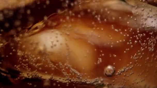 Φυσαλίδες Αφρίσει Κόλα Ποτό Γύρω Από Πάγο Στην Προβολή Μακροεντολών — Αρχείο Βίντεο