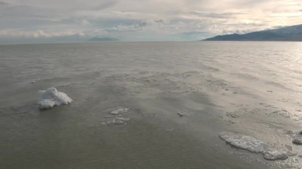 Letí Pozpátku Nad Ledovou Vodou Odhalující Hromady Ledu Jak Jezero — Stock video