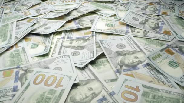 Přesun Přes Roztroušené Hromádku 100 Dolarových Bankovek Stole — Stock video