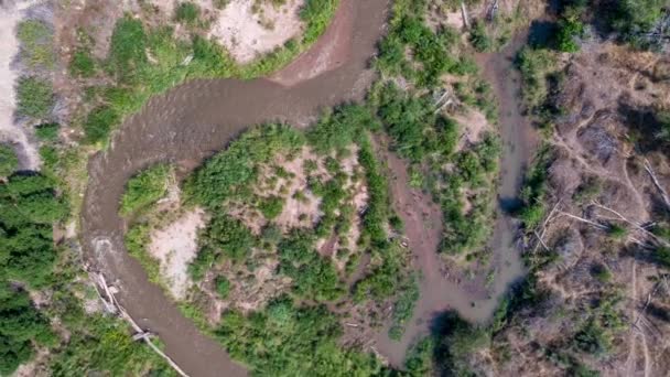 Vista Aérea Del Sinuoso Río Que Fluye Través Del Paisaje — Vídeos de Stock