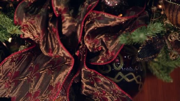 圣诞装饰上通过丝带平移 — 图库视频影像