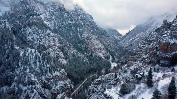 Voando Para Baixo Desfiladeiro Nevado Anoitecer Vendo Estrada Sinuosa Abaixo — Vídeo de Stock