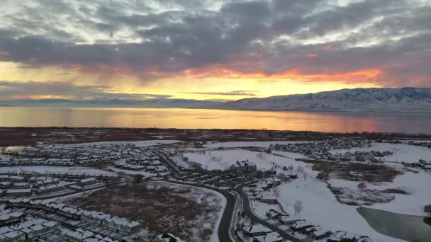 Luchtfoto Achteruit Vliegen Sneeuw Bedekt Landschap Van Stedelijke Stad Tijdens — Stockvideo