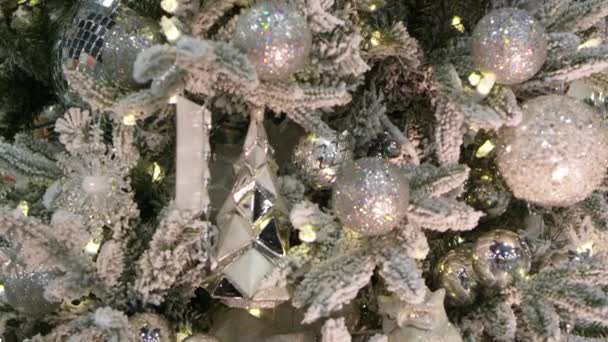 Uppåt Panorering Syn Vita Julgran Täckt Dekorationer Passerar Dekorationer Från — Stockvideo