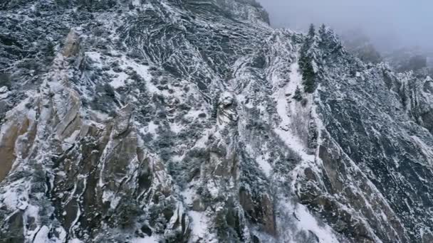 Panoramowanie Ptaka Chropowaty Skały Pokryte Śniegiem Patrząc Stromym Terenie Zimie — Wideo stockowe
