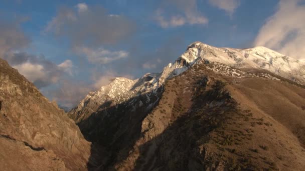 Kanyon Ağzında Karla Kaplı Dağ Zirvelerinin Havadan Görünümü — Stok video