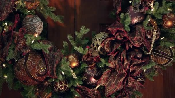 Panning Pohled Kolem Vánočního Věna Dřevěných Dveří — Stock video
