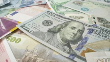 Masa üstü dağınık dünyadan çeşitli dolar faturaları arasında kaydırma.