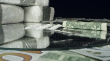 Para ve ilaçlar üzerinde masa üst görüntüleme hatları ve kokain ve 100 dolar faturaları tuğla hareket.