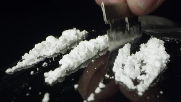 Moviéndose Sobre Filas Cocaína Mientras Las Líneas Cortan Con Cuchilla — Vídeos de Stock