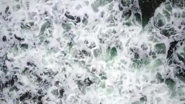 海浪从上面冲击在海滩上的视图 因为它进来 并搬回海洋 — 图库视频影像