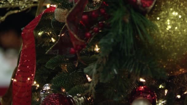 Julgran Täckt Dekorationer Såg Upp Nära Panorering Genom Detaljerna — Stockvideo