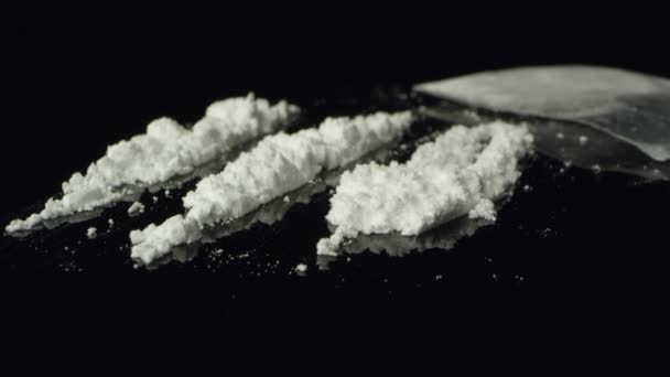 Líneas Cocaína Cortadas Con Cuchilla Afeitar Mesa Moviéndose Sobre Droga — Vídeo de stock