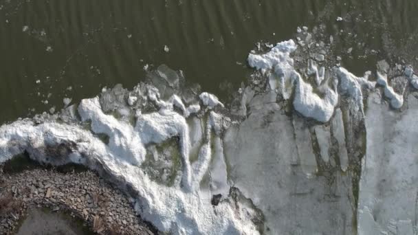 水の波紋として氷の山を見下ろす湖の端の上の空中高い — ストック動画